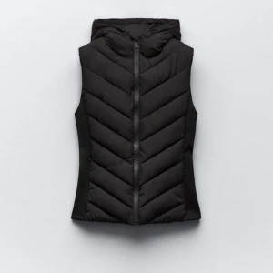 Zara väst storlek L - Säljer min zara väst då jag inte behöver den längre Andvänd bara ett par gånger,ser ny ut, inga skador som syns Har storlek L i min och jag brukar ha M säljer den för 300kr Kan gå ner i pris vid snabb affär❤️ Kan mötas upp och frakta