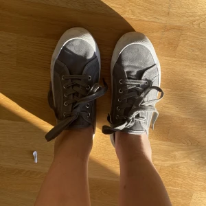 Fina skor - Såååå fina gråa mocka inspirerade sneakers. Perfa till hösten😽 Står storlek 37 men skulle säga att de passar 38 oxå💓Endast använda 1 gång så iprincip nya