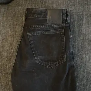 Dessa svarta lågmidjade jeans. Kommer inte till användning💗