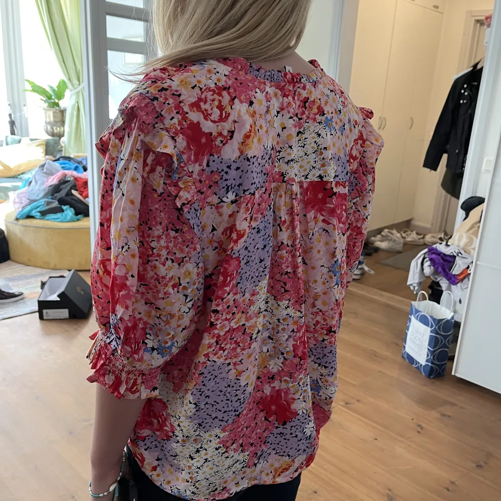 Gullis blommig blus från Kappahl💕 storlek M men sitter snyggt på modellen som är 161 och har storlek S i vanliga fall. . Puserot.