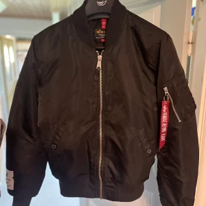 MA-1 bomberjacka (Alpha Industries) - Alpha Industries bomberjacka (svart) använd fåtal gånger, bra kvalitet.