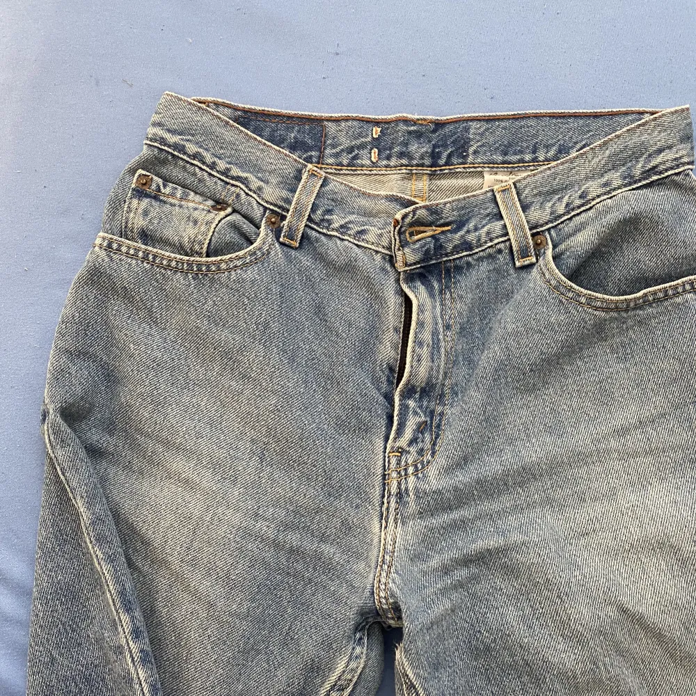 Blå lågmidjade jeans från levis. De är raka i modellen och passar bra på mig som är 163 💕 de är väl använda men inget som är sönder eller slitet. de sitter lite oversized på mig som vanligtvis har s. . Jeans & Byxor.