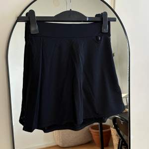 Paddel / tennis kjol från Peak performance i storlek xs. Använd två gånger, finns inget att anmärka på.  Se bild för material!  