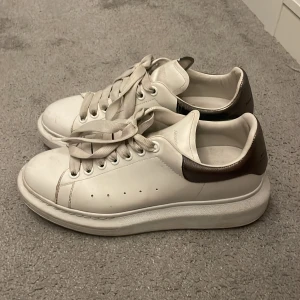 Alexander Mcqueen skor - Alexander Mcqueen skor, med silver där bak, i superbra skick. Pris kan diskuteras!❤️