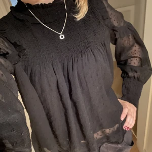 Svart blus  - Superfin svart blus som både passar festligt och vardagligt❤️