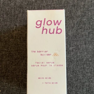 Lugnande, uppbyggande serum från Glow Hub - Lugnande o stärkande serum med mycket Glow från märket Glow Hub,har haft flera stycken men eftersom jag är värsta hudvårds junkien köper jag på mig alldeles för mycket o kommer inte hinna använda upp.Ny o oöppnad förpackning,Nypris 179kr,säljer för 100kr.
