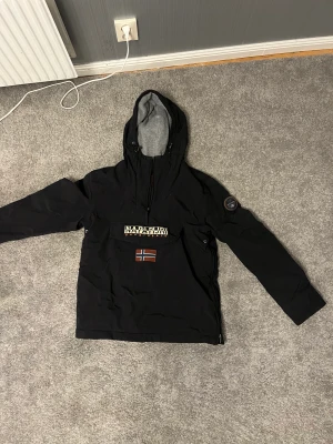 Napapijri jacka - Säljer min napapijri jack för att den är för liten. Använd två gånger. Storlek M. Inga hål och är i bra skick 