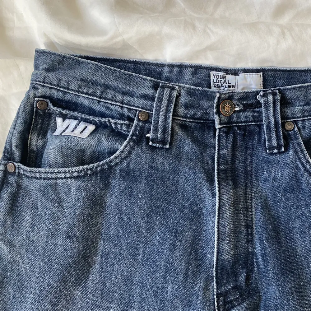Skitsnygga YLD jeans i jättebra skick. Enda tecken på användning e att sömmen längst ner e uppsprättad så dom e några centimeter längre. Skriv om ni vill ha bättre bilder:) dom e tyvärr för små för mig så har inga bilder på. Jeans & Byxor.