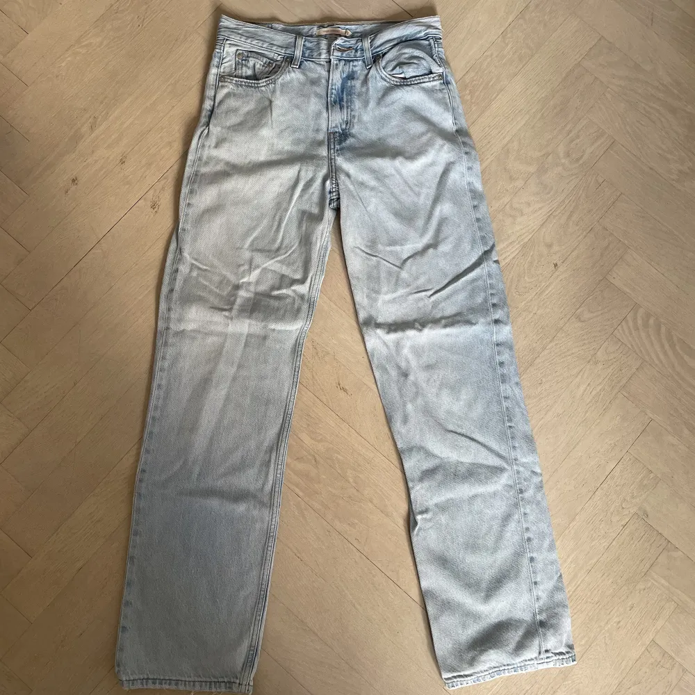 Light washed midwaist jeans från Levis. Mycket bra skick, storlek 25. . Jeans & Byxor.