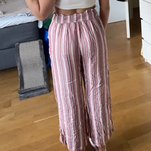 Byxor - Säljer mina super mysiga hollister byxor i storlek XS då dom inte kommer till användning länge. Byxorna har resårband i midjan. Jag står inte för postens slarv. 