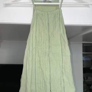 Grönt sommar linne, köpt från stradivarius förra sommaren. Storlek S, använd en gång. 
