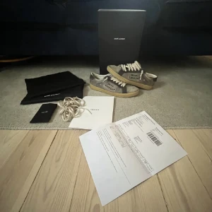 Yves saint Laurent skor - Säljer nu dessa riktigt feta YLS skor som är i bra skick. Riktigt feta skor. Låda, dustbags, kvitto m.m fås med. Priset är ej hugget i sten. 