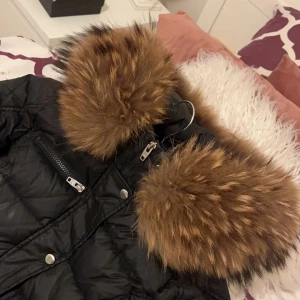  Pälsjacka rockandblue - Säljer min päls jackan på grund av att jag har köpt en annan jacka då kommer denna jackan inte till användning .