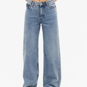 Yoko jeans wide  - Använda en del men fortfarande i väldigt bra skick!! Går att vika ner kanten så dom blir lågmidjade. Säljer för att de är för små. Köparen står för frakt 📦 