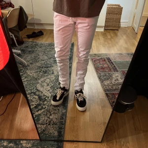 Dondup George vita - Säljer dessa stiliga vita byxor från Dondup, modellen "George", i storlek 33. Byxorna är i bra skick och ett perfekt tillskott till din garderob. Passa på att lägga beslag på ett par kvalitetsbyxor från ett erkänt märke till ett förmånligt pris.