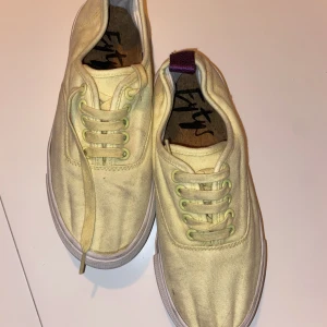 Gula Eytys - Gula Eytys. Säljs pga växt ur.