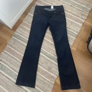 Jättefina lågmidjade bootcut jeans från hm i storlek 30/32💕