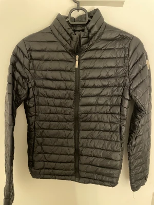 Moncler jacka dam  - Moncler jacka dam använd sparsamt storlek s 