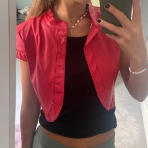 Skinnjacka/topp - Supercool skinnjacka/topp, köpt på vestaire så den har inget märke eller storlek står inte men jag är vanligtvis en strl s💓
