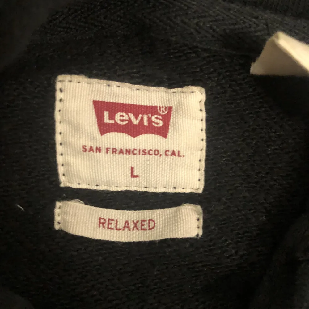 En svart jättesnygg Levis hoodie i storlek L, använt skick❤️. Hoodies.