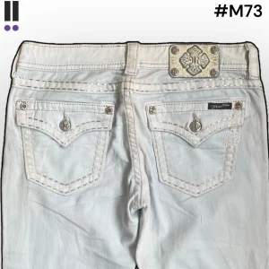 lågmidjade m73 bootcut missme jeans  - MissMe jeans i model Boot 💜 Tag 28W 💜Midja (rakt över) 39cm 💜 Innerben 82cm 💜 Ytterben 108cm 💜 Benöppning 23cm 💜  💜Våra mått blir W=30 och L=32 💜 Men jämför alltid måtten med dina bästa jeans💜M73