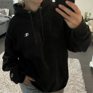 Oversized svart Champion hoodie - Svart oversized Champion hoodie,  använd men i gott skick