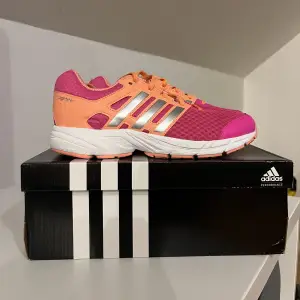 Helt nya adidas skor i kartong! Super bra för träning. Nypris: ca 1000kr