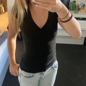 Svart tröja😍 - En av mina favorit tröjor😍 superfin och superskön. Sitter superfint, men den kommer aldrig till användning längre💕