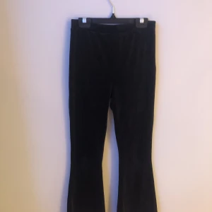 Svarta byxor - Säljer dessa svarta sammetsbyxor. Bootcut/flare. För korta för mig. Bra skick❤️