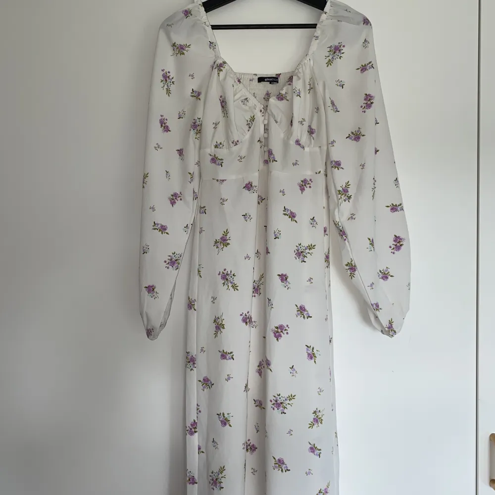 Säljer nu denna fina långklänning! Köpte i början av sommaren men kom inte till användning pga storlek. Materialet är ganska kompakt så den är inte genomskinlig. Säljes för 250kr Nypris: 500kr. Klänningar.