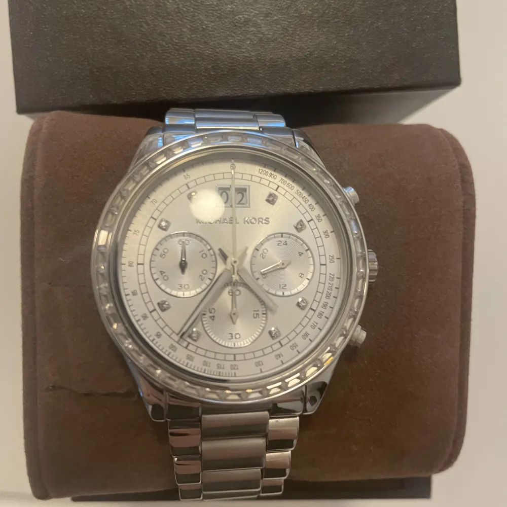 Michael kors klocka i silver för 1000kr. Pris kan diskuteras vid snabb affär. 💕. Accessoarer.