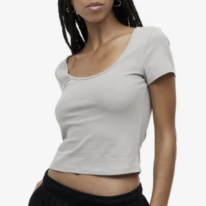 Topp - Topp i storlek medium endast använd någon gång🦋 hör av er vid minsta intresse eller fundering 💓