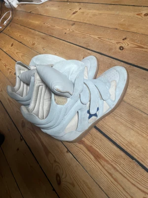 Isabel Marant Skor - Säljer ett par Isabel Marant som jag hittade i garderoben. Har ej används på ett tag då de har blivit för små för morsan. Nu pris var cirka 5200kr. Skorna kan tvättas innan köp, pris kan diskuteras.