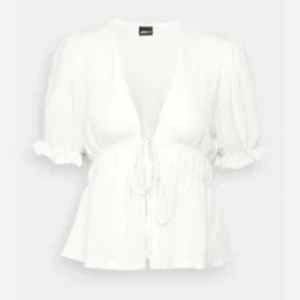 Fin blus  - Gullig, slutsåld blus från gina💗säljer då jag inte använder den så mycket. Bra skick! 