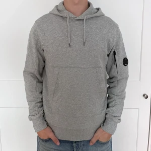 C.P Company Hoodie - Säljer denna C.P Company Hoodie då den är för liten och inte används. Jag är 183 cm och bär storlek S på bilden. Den är använd men ändå i väldigt bra skick! Inga hål eller slitningar! Nypris 2500 kr😁
