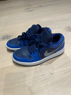 Jordan 1 low blåa - Låga Jordan 1s, skick 7,5/10
