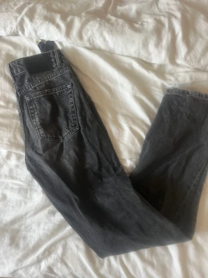 Zara Jeans - Själjer mina jättesnygga zara byxor i mid rise som tyvärr är för små för mig nu. I väldigt bra skick! 💕💕😊