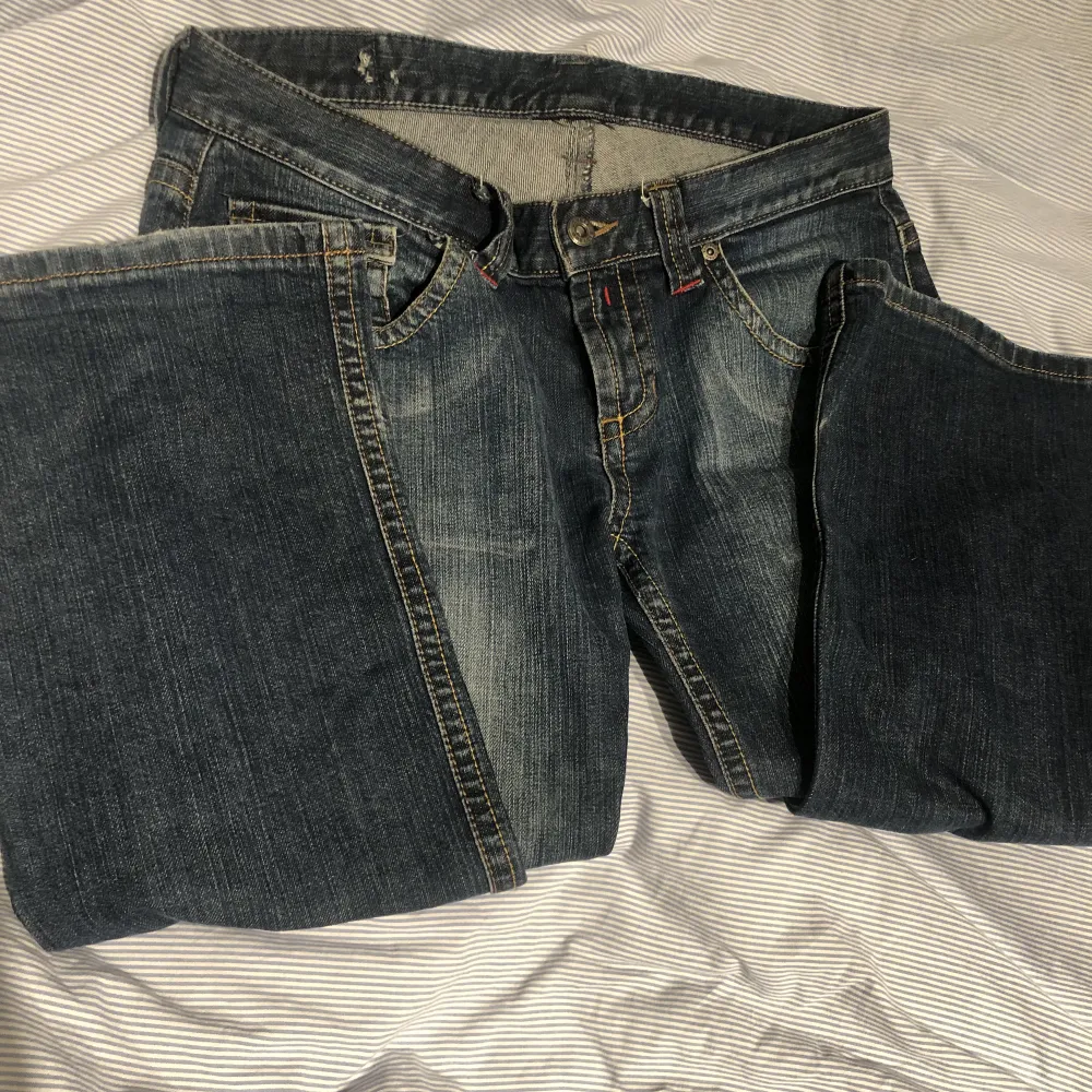Ett par as coola jeans köpta secondhand. Älskar dem men säljer då de inte riktigt är min stil längre. Dem är raka men lite utsvängda. Om ni har frågor mm kontakta mig💕💕. Jeans & Byxor.