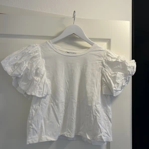 Topp från Zara - Jättefin vit topp med puffiga ärmar från Zara ✨🤍✨  Enbart använd 1 gång, så gott som ny. ✨
