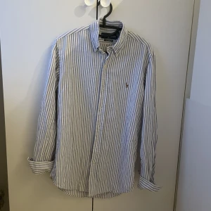 Ralph lauren skjorta - Säljer en linneskjorta från Ralph lauren. Storlek s men sitter större! Fint skick! Hör av er för fler bilder eller andra funderingar. OBS! Vid köp av fler skjortor från min sida kostar det 300kr/st