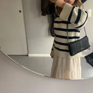 Stickad tröja - Superfin tickad tröja från bikbok! Används en del men väldigt fint skick, köptes för ca 1,5 år sen så tror inte den finns kvar på hemsidan. Storlek xs passar på mig som vanligtvis har s! Säljer pga att den inte kommer till användning😊 hör av dig vid fråga