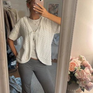 Trekvartsärm kofta  - Jättefin vit trekvartsärm kofta!!🙌🏼🙌🏼