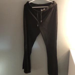 Velour byxor - Jag säljer dom för jag inte tycker dom passar bra på mig. Dom är i bra skick och bara använt 2 gånger.