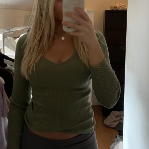 Tight ribbad tröja - En super skön tight ribbstolar tröja, funkar när som helst! Prislappen sitter kvar , så aldrig använd. Nypris 149kr. Mitt pris: 80kr 🌸