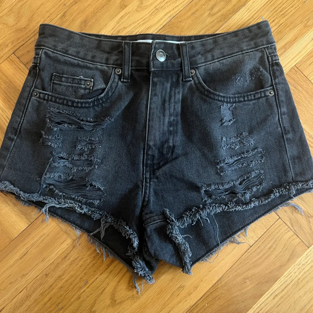 Fina jeansshorts från H&M i strl 34. Shorts.