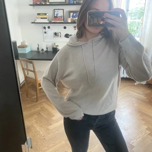 Otrolig cashmeretröja 🤍✨⭐️ - Helt fantastiskt cashmeretröja från H&M🫶💕 sååå otroligt skön och passar till allt! Perfekt till hösten och vintern:)💗 köpt förra drygt ett år sedan för 1200kr och endast använd 2 gånger💖