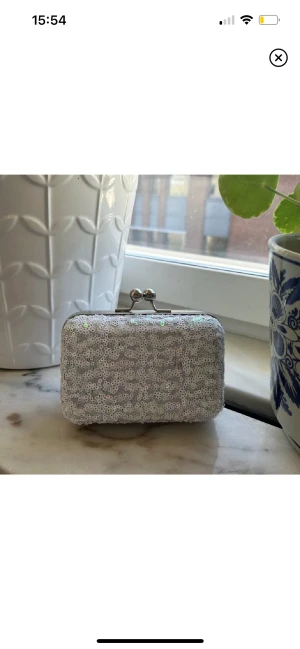 Väska - Jättefin liten väska med paljetter på i bra skick. 🤍🫶🏻💕använd gärna ”köp nu” 🤍