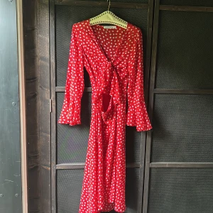 Adoore Riviera  - Drömmig knytklänning från Adoore  ▪️ Använd en gång 