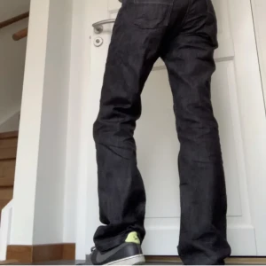 Filipp K jeans - Jeans från Filippa K köpta secondhand. De är högmidjade men går att vika ner i midjan! Säljer då dom inte längre kommer till användning😊