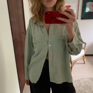 Ljusgrön Skjorta - Jättefin skjorta från &OtherStories, sparsamt använd och inga defekter